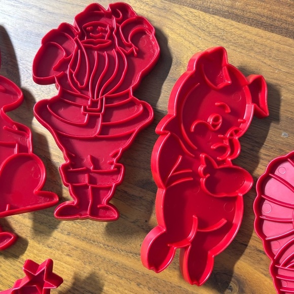Vintage red Tupperware special occasion cookie cutter set - Picture 3 of 8